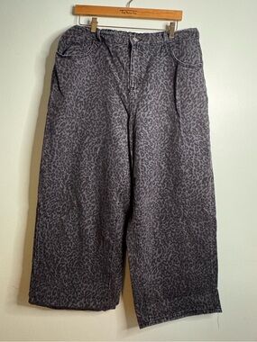 High-Waisted Wide Leg Animal Print Jeans (1XL)